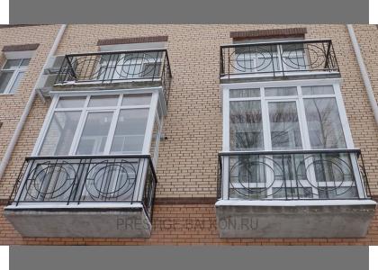 Французское остекление балкона пластиковыми окнами с фигурными ограждениями в Зеленограде
