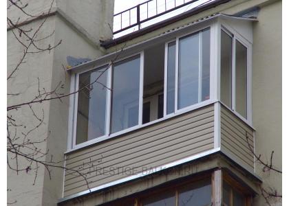 Холодное остекление балкона раздвижными окнами с выносом и крышей в Зеленограде