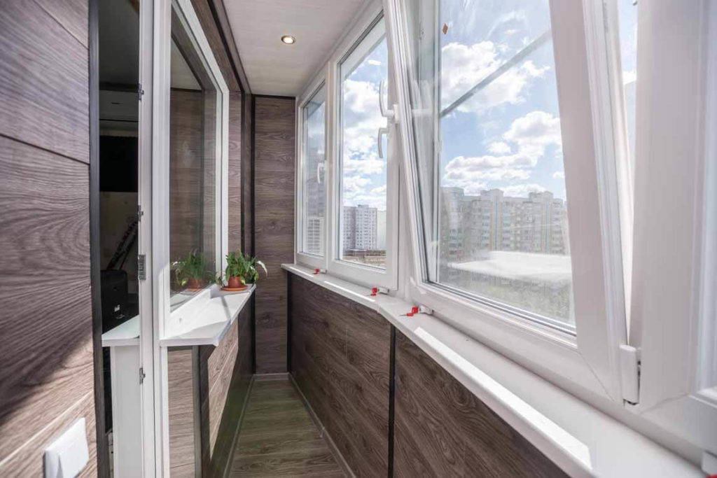 Тёплое остекление балкона профилем Rehau c отделкой ламинатом в Зеленограде