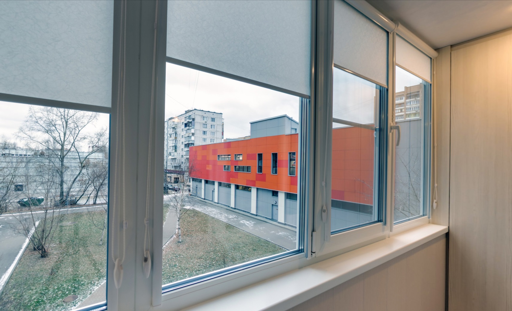 Теплое остекление балкона профилем REHAU с отделкой и выпадающими шторами в Зеленограде