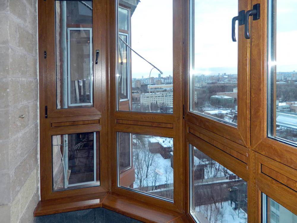 Французское остекление балкона профилем Veka с ламинированием под дерево в Зеленограде