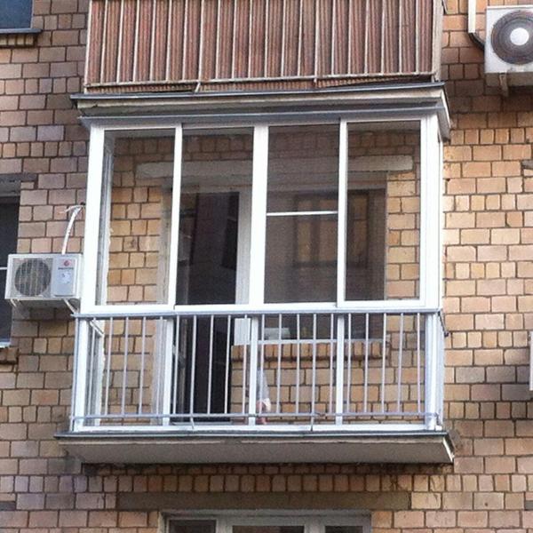 Французское остекление балкона от пола до потолка с ограждением в Зеленограде