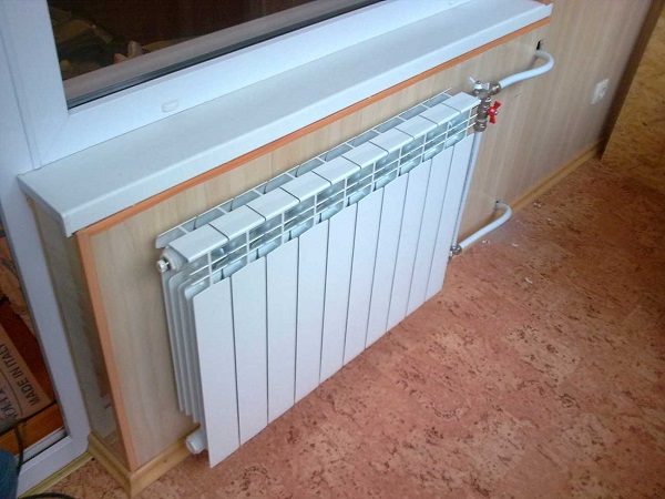 Теплое остекление балкона пластиковыми окнами и установкой масляного обогревателя в Зеленограде